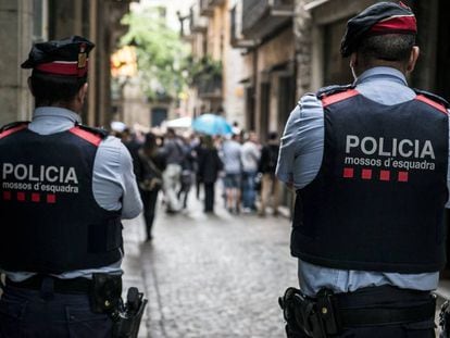 Dos 'mossos d'esquadra' en Girona, en una imagen de archivo.