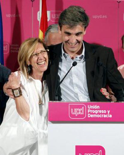 La presidenta de Unión Progreso y Democracia, Rosa Díez, junto al candidato a la alcaldia de Madrid, David Ortega, durante su comparecencia tras conocer los resultados de su partido en las elecciones municipales y autonómicas.