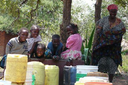 Los habitantes del Serengueti (Tanzania) tardan 30 minutos en vez de cuatro horas en buscar agua con las infraestructuras creadas por Ferrovial.