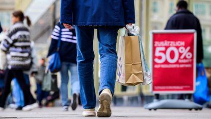 Un hombre con bolsas por una calle de Berlín.
