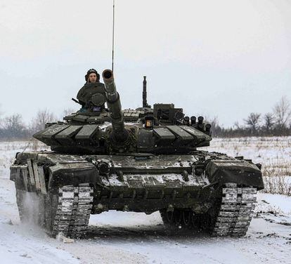 Russian servicemen drive tanks during military exercises in the Leningrad Region, Russia, in this handout picture released February 14, 2022. Russian Defence Ministry/Handout via REUTERS ATTENTION EDITORS - THIS IMAGE HAS BEEN SUPPLIED BY A THIRD PARTY. MANDATORY CREDIT. NO RESALES. NO ARCHIVES.