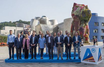Foto de familia de los asistentes al encuentro de presidentes autonómicos del Partido Popular este domingo en Bilbao.