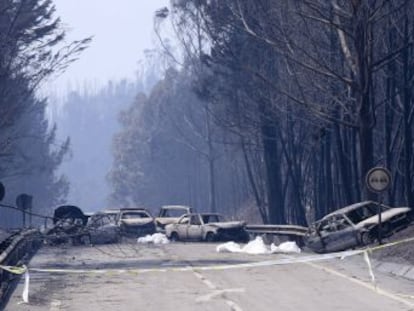 Varios coches carbonizados de familias que intentaron huir de las llamas muestran el drama que sus ocupantes vivieron para sobrevivir al fuego de Portugal. Unos lo consiguieron, otros no