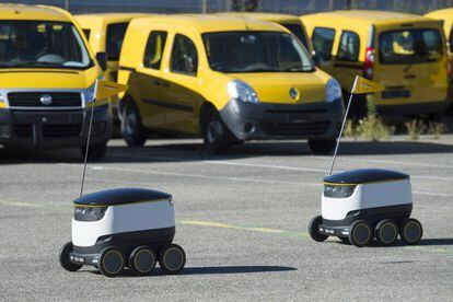 Los nuevos robots repartidores de correo, en su primera aparici&oacute;n p&uacute;blica en Berna.