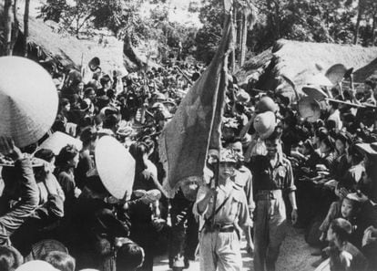 Entrada triunfal del ejército vietnamita en su país en 1954.