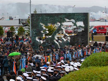 Veteranos de guerra, altos funcionarios y militares conmemoran el 40 aniversario de la guerra de Malvinas en la ciudad de Ushuaia, este 2 de abril de 2022.