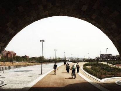 Un grupo de personas circula en bici por Madrid Río. 
 