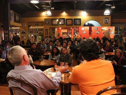 Un encuentro reciente de Beers and Politics en Quito, Ecuador.