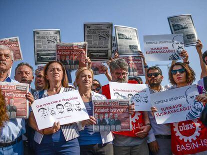 Manifestaci&oacute;n reclamando la libertad de los periodistas presos el pasado d&iacute;a 11 en Estambul (Turqu&iacute;a). 