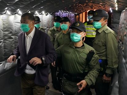 El magnate de prensa Jimmy Lai abandona el Tribunal Supremo de Hong Kong escoltado por varios agentes que lo llevan de nuevo a prisión este jueves en Hong Kong.