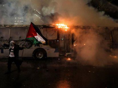 Un manifestante con la bandera de Palestina participa en una manifestación en Río de Janeiro (Brasil).