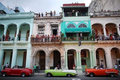 El desfile crucero 2017 tuvo lugar en el Paseo del Prado de La Habana. Decenas de curiosos lo siguieron desde los balcones de los edificios cercanos.