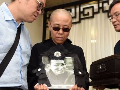 Liu Xia recibe una urna con las cenizas de Liu Xiaobo