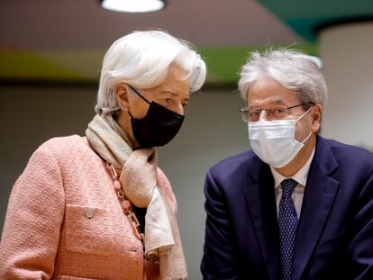 Christine Lagarde, presidenta del Banco Central Europeo, junto a Paolo Gentiloni, comisario de Economía, el pasado día 8 en Bruselas.