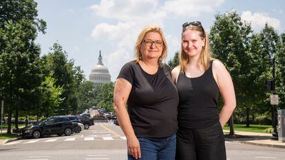Agnieszka Paczynska (izquierda) y Nell Lyons, el 20 de julio en Washington, con el Capitolio al fondo.
