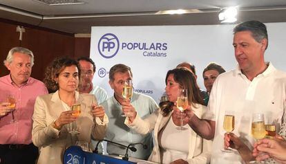 Miembros del PP Catal&aacute;n brindan tras conocer los resultados.