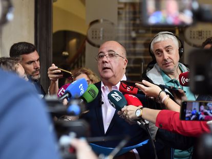 El diputado Xisco Cardona, elegido por Vox en la circunscripción de Menorca, anuncia que deja el grupo del partido ultraderechista por desavenencias con sus compañeros, este jueves.