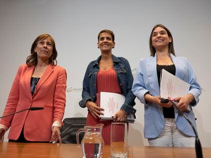 De izquierda a derecha, Uxue Barkos (Geroa Bai), María Chivite (PSN) y Begoña Alfaro (Contigo-Zurekin), en la presentación del acuerdo de gobierno, el martes en Pamplona.