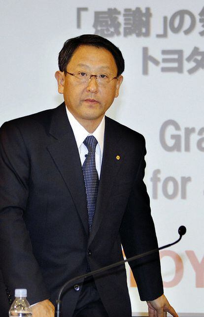 El presidente de la compañía, Akio Toyoda, se levanta tras la rueda de prensa.