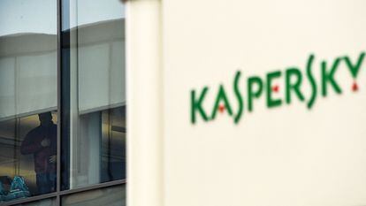 Un empleado de Kaspersky Lab, en la sede central de la compañía en Moscú en 2017, cuando fue prohibida por Donald Trump en el Gobierno de EE UU.