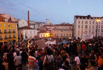 Centenares de personas se han concentrado ante el Parlamento portugu&eacute;s, en Lisboa, donde han llevado a cabo una asamblea.