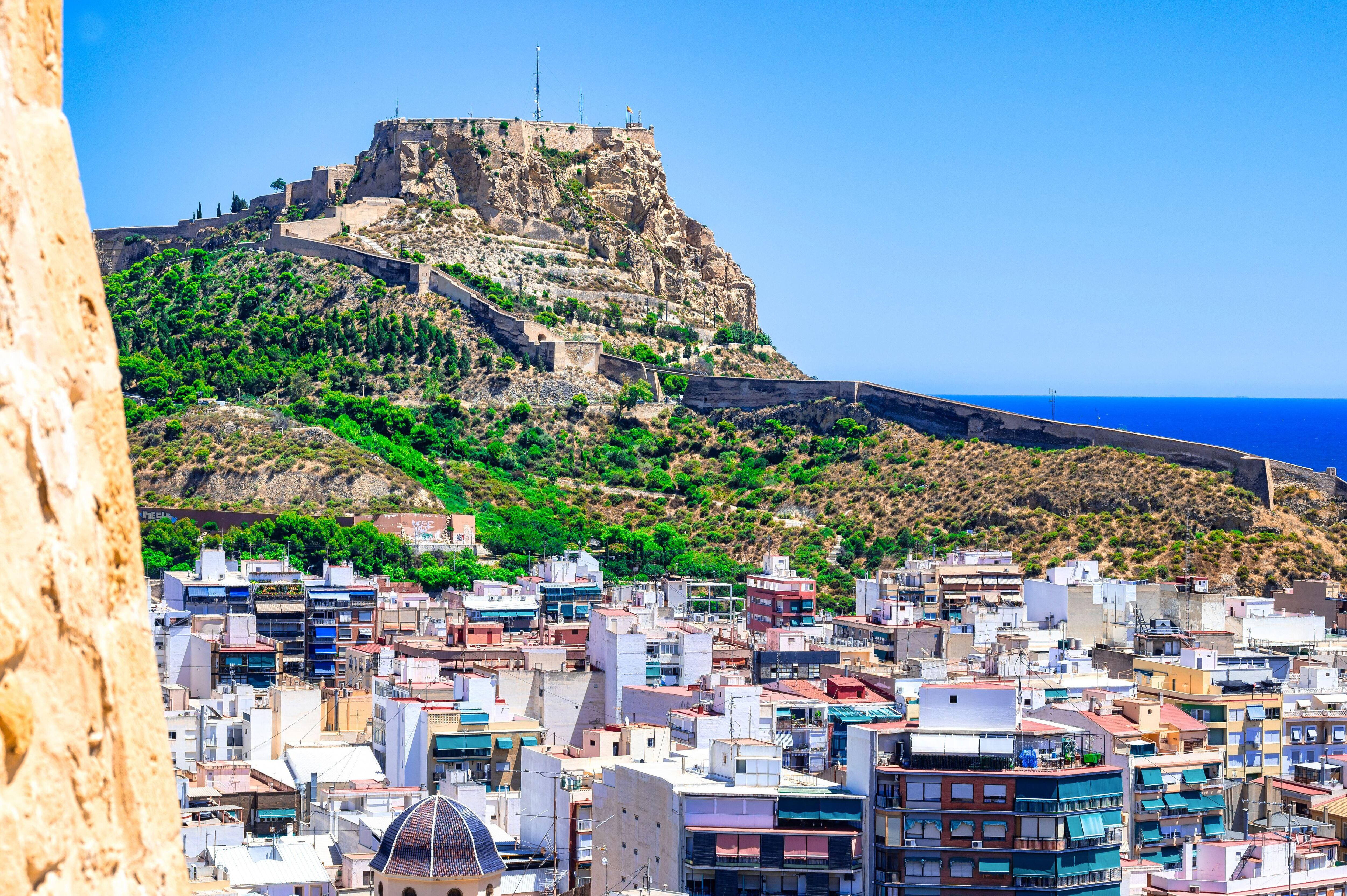 Vista del castillo de Santa Bárbara, en la ciudad de Alicante.
