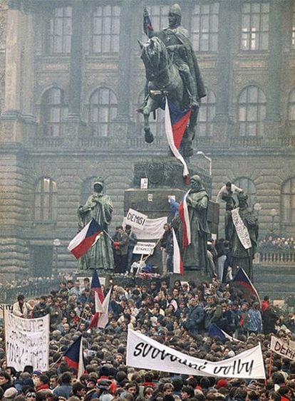 Fotografía de archivo de 1989 en la que se ve a centenares de personas celebrando la caída del comunismo en las calles de Praga.