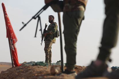 Varios miembros de las Fuerzas de Movilización Popular de Irak montan guardia en la frontera con Siria.