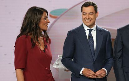 Macarena Olona, candidata de Vox, y Juan Manuel Moreno, del PP, en el segundo debate electoral, este lunes en Sevilla.