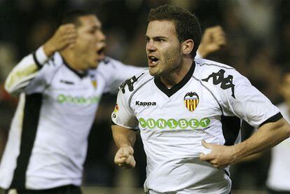 Mata celebra el segundo gol del Valencia.