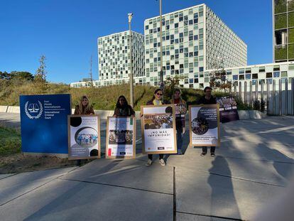 Familias de desaparecidos en el Estado de Veracruz, afuera de la Corte Penal Internacional en La Haya (Países Bajos), el 19 de octubre de 2022.