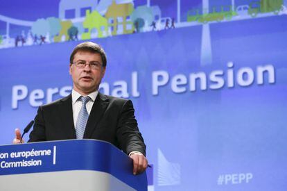 El vicepresidente de la Comisi&oacute;n Europea (CE) presenta el plan paneuropeo de pensiones en rueda de prensa. EFE/OLIVIER HOSLET