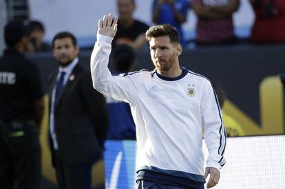 Lionel Messi saluda a los fans en un entrenamiento de la selección Argentina.