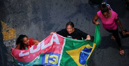 Manifestantes a favor del presidente brasileño Lula da Silva, en Porto Alegre, el lunes.