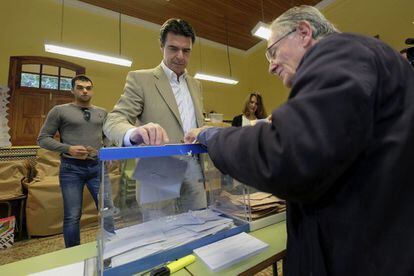 El ministro de Industria y candidato del Partido Popular, José Manuel Soria, vota en un colegio electoral de Las Palmas de Gran Canaria.