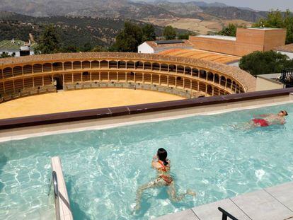 Una pareja en la piscina del hotel Catalonia en Ronda (Málaga)