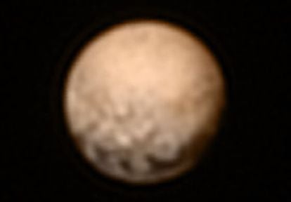 Imatge de Plutó captada per la sonda 'New Horizons' des de 12,5 milions de quilòmetres de distància.