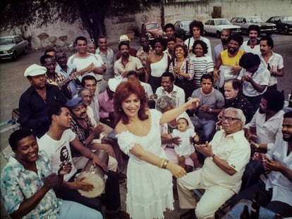 Beth Carvalho con Nelson Cavaquinho y otros músicos en una roda de samba.