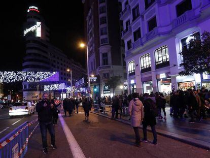 La Gran V&iacute;a de Madrid tras el cierre del centro de la ciudad al tr&aacute;fico privado.