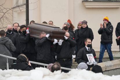 Family and friends accompany Alexei Navalny's coffin after his funeral, this Friday in Moscow. 