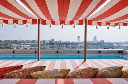 Una de las joyas del Soho House barcelonés: la piscina climatizada en la azotea con vistas al puerto.