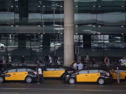 En la imagen, taxistas recogen a sus clientes en el aeropuerto.