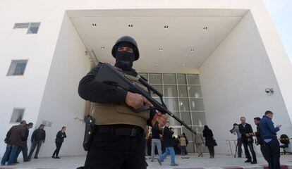 Un miembro de las fuerzas de Seguridad de Túnez, este jueves en la entrada de visitantes del Museo del Bardo.