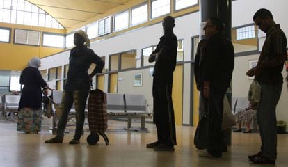 Inmigrantes sin papeles apuran los últimos días en que se les atenderá debido a los recortes en sanidad adoptados por el Gobierno, en el centro de salud Alameda de Madrid, en diciembre de 2012.
