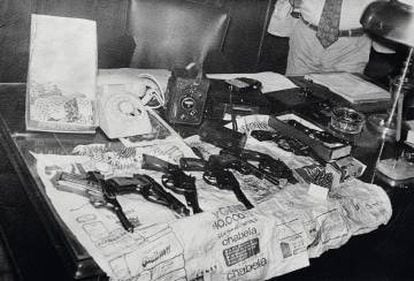 Arriba, Lorenzo Ferro en el papel de Robledo Puch en un fotograma de 'El ángel'. Debajo, armas encontradas por la policía argentina en la casa del asesino en serie.