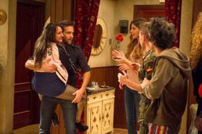 El cantante Pablo Alborán con algunos de los protagonistas de la serie