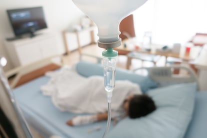 Un niño enfermo recibe tratamiento en un hospital.