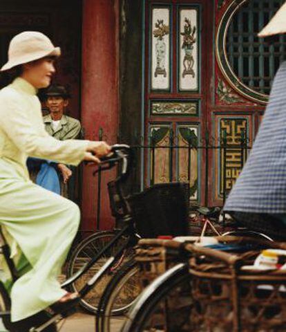 Ciclistas locales en la ciudad de Hoi An, en Vietnam.