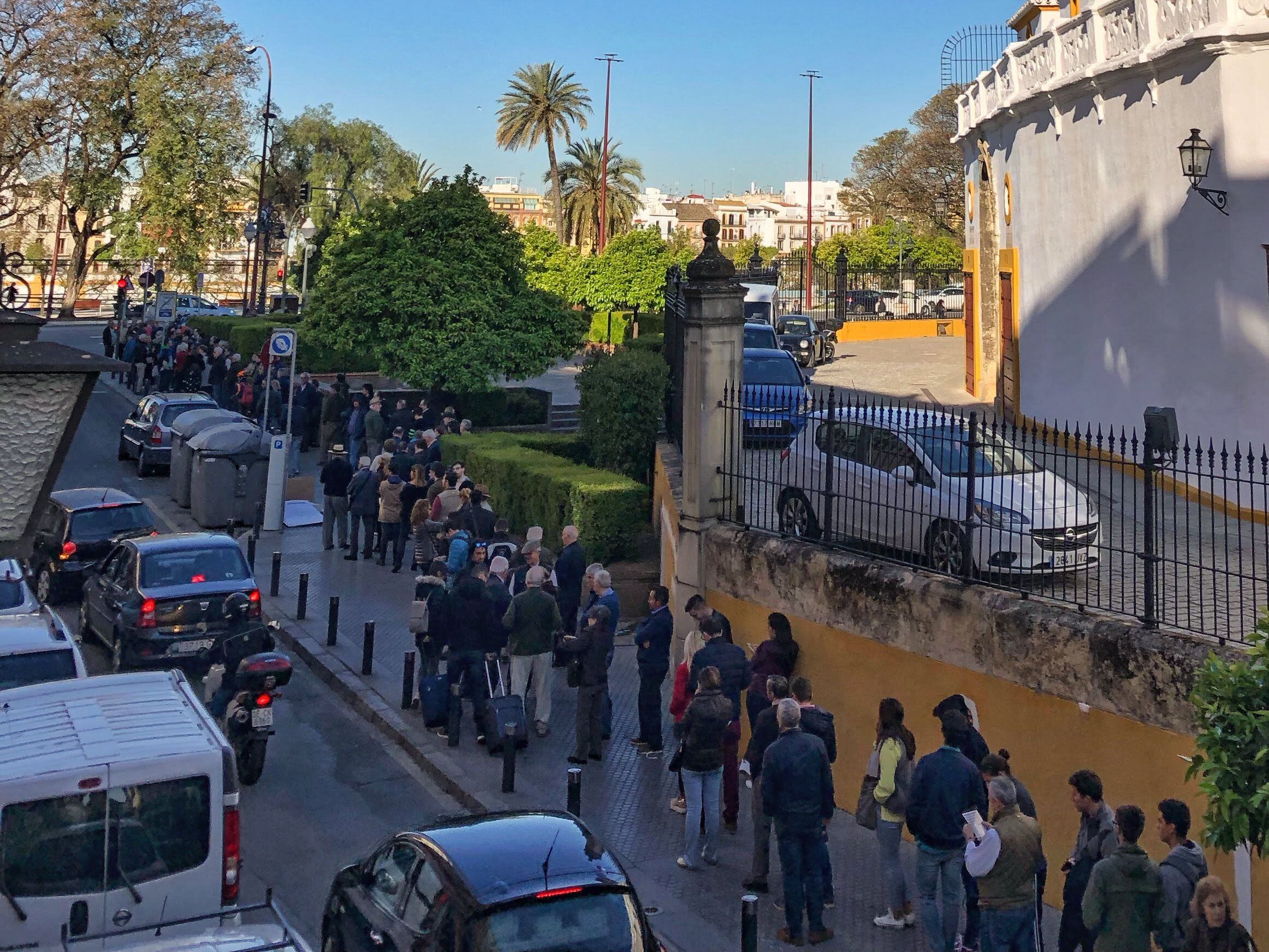 Colas de aficionados en las taquillas de La Maestranza.