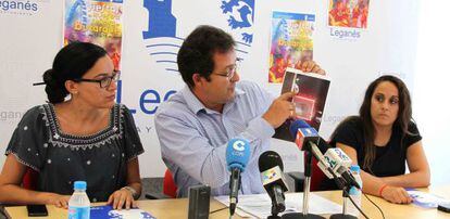  El alcalde de Legan&eacute;s, Jes&uacute;s G&oacute;mez Ruiz, explica en rueda de prensa la rescisi&oacute;n del contrato a la empresa de La Cubierta. 